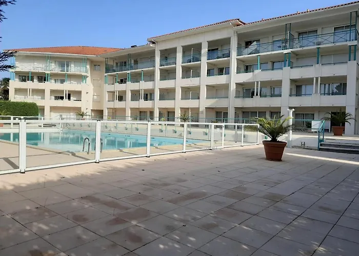 A Avec Piscine Chauffee Et Parking Prive - Fr-1-239-560 *