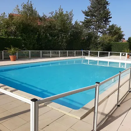 A Avec Piscine Chauffee Et Parking Prive *